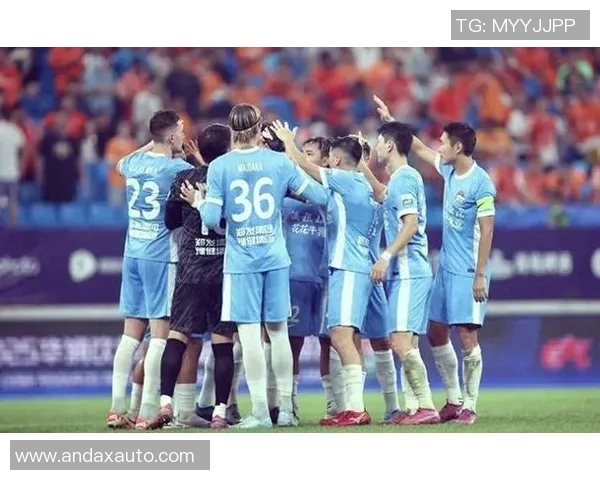 球迷热情迎接足球明星归来共同见证荣耀时刻的欢庆盛宴